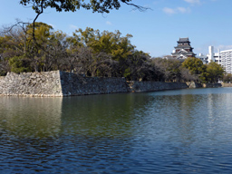 堀と石垣に守られた広島城