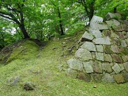 福島正則の命令によって破脚したと考えられる広島城本丸東北部の石垣